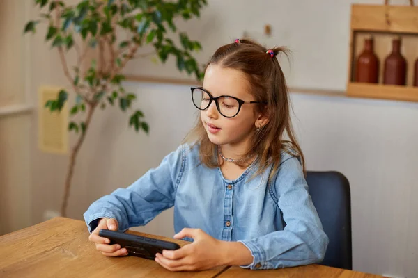 Dívka Odstraňuje Brýle Tření Očí Unavený Hry Chytrém Telefonu Dítě — Stock fotografie