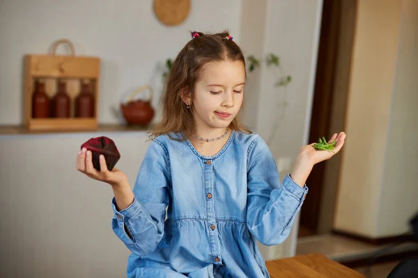 Niña Comparando Comida Eligiendo Microgreen Contra Pastel Dulce Hábito Dieta — Foto de Stock