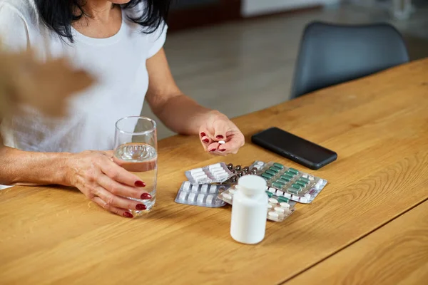 Kıdemli kadın günlük vitaminler, güzellik takviyeleri, yaşlı nesil kadın analojik ağrı kesici ilaçlar, yaşlı vatandaşın sağlığıyla ilgilenmek, günlük ilaç konsepti