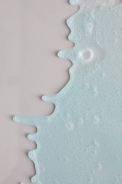 Mavi krem sıvı jel serumu gümüş doku, makyaj ve kozmetik arka plan, cilt veya saç ürünü üzerine akar