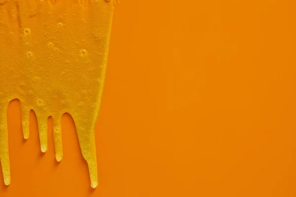 Creme Flüssiges Gel Serum Fließt Nach Unten Auf Gelbe Textur — Stockfoto