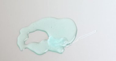 Mavi krem sıvı jel serumu gri doku, makyaj ve kozmetik arka plan, cilt veya saç ürünü üzerine dökülür