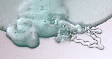 Mavi krem sıvı jel serumu gri doku, makyaj ve kozmetik arka plan, cilt veya saç ürünü üzerine dökülür