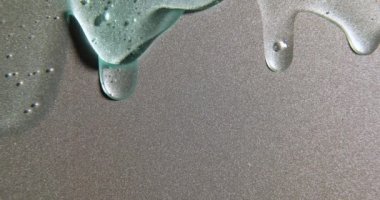 Gümüş dokuya akan mavi krem sıvı jel serumu, makyaj ve kozmetik arka plan, cilt bakımı veya saç ürünü