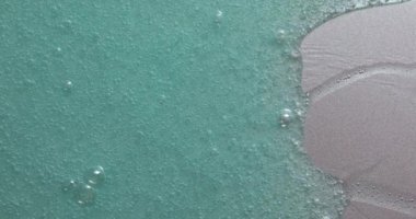 Gümüş dokuya akan mavi krem sıvı jel serumu, makyaj ve kozmetik arka plan, cilt bakımı veya saç ürünü