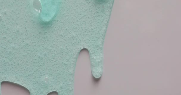 蓝色奶油液体凝胶血清在灰色质感 化妆品背景 护肤或护发品上流动 — 图库视频影像