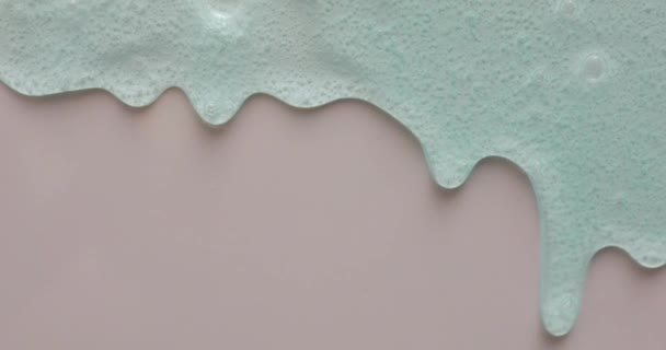 Blauwe Crème Vloeibare Gel Serum Stroomt Naar Beneden Grijze Textuur — Stockvideo