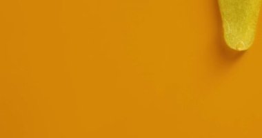 Krem sıvısı jel serumu sarı doku, makyaj ve kozmetik arka plan, cilt veya saç ürünü üzerine akar