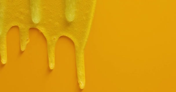 Creme Flüssiges Gel Serum Fließt Nach Unten Auf Gelbe Textur — Stockvideo
