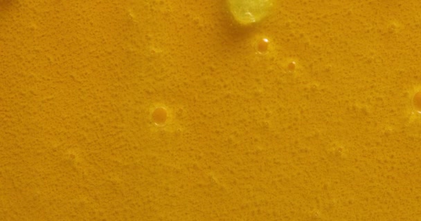 Creme Flüssiges Gel Serum Fließt Nach Unten Auf Gelbe Textur — Stockvideo
