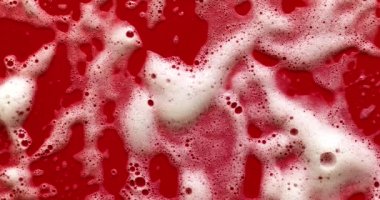 Kabarcıklı beyaz sabun köpüğünün dokusu soyut kırmızı arka plan, sabun, duş jeli, şampuan, yüz kremi temizleme kremi örneği.