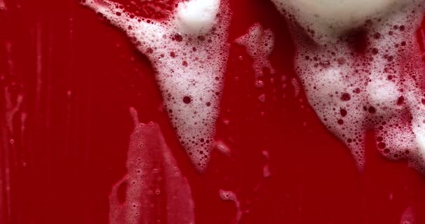 Textura Espuma Sabão Branco Com Bolhas Abstrato Fundo Vermelho Sabão — Vídeo de Stock