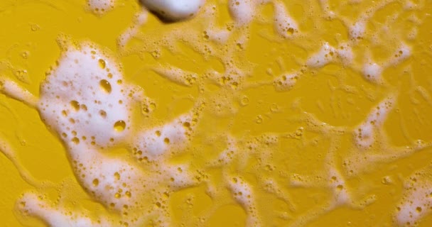 Textura Espuma Sabão Branco Com Bolhas Abstrato Fundo Amarelo Sabão — Vídeo de Stock