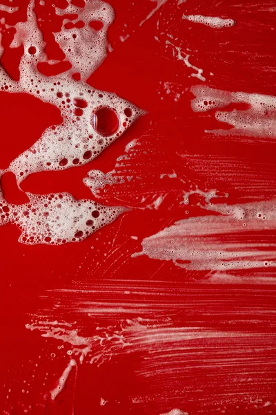 Tekstura Białej Pianki Mydlanej Bąbelkami Abstrakcyjnego Czerwonego Tła Mydło Żel — Zdjęcie stockowe