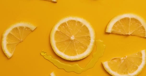 Top View Rotation Fresh Slice Lemons Juice Gel Serum Organic — Vídeo de stock