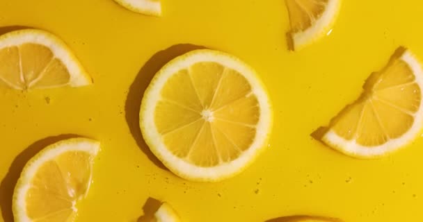 Top View Rotation Fresh Slice Lemons Juice Gel Serum Organic — Vídeos de Stock