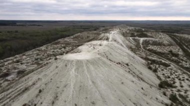 Hava aracı görüntüsü fosfogmatik beyaz dağlar fabrikalardan atıklar, sanayi atıklarından fosfat alçıtaşı yığınları, Ukrayna seyahati, çekici turistler,