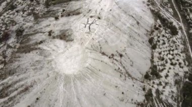 Hava aracı görüntüsü fosfogmatik beyaz dağlar fabrikalardan atıklar, sanayi atıklarından fosfat alçıtaşı yığınları, Ukrayna seyahati, çekici turistler,