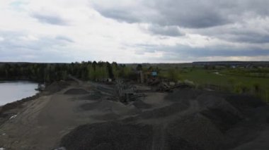 Açık maden makinelerinin hava manzaralı bazalt ocağı elek ve taşıma bantları, siyah bazalt taşı endüstrisi, taş ocağı.