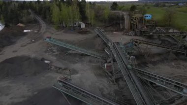 Açık maden makinelerinin hava manzaralı bazalt ocağı elek ve taşıma bantları, siyah bazalt taşı endüstrisi, taş ocağı.