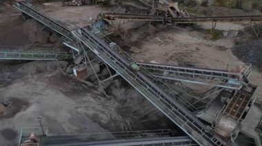 Açık maden makinelerinin hava manzaralı bazalt ocağı elek ve taşıma bantları, siyah bazalt taşı endüstrisi, taş ocağı.