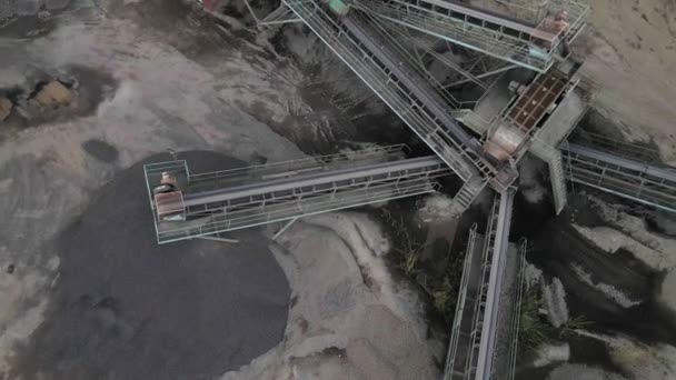 Letecký Pohled Čedičový Lom Otevřených Důlních Strojů Síty Dopravníkovými Pásy — Stock video