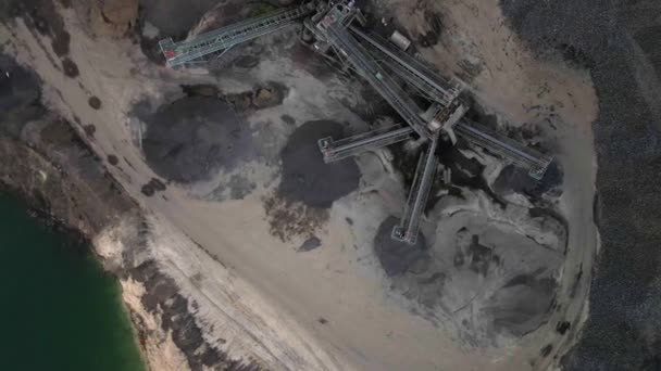 Açık Maden Makinelerinin Hava Manzaralı Bazalt Ocağı Elek Taşıma Bantları — Stok video