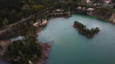 Hava aracı görüntüsü bazalt sütunları inanılmaz endüstriyel manzara, Emerald Gölü 'ndeki taşocağı, açık mayın. Göl ve Ukrayna 'ya giden bir maden ocağı.