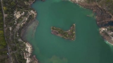 Hava aracı görüntüsü bazalt sütunları inanılmaz endüstriyel manzara, Emerald Gölü 'ndeki taşocağı, açık mayın. Göl ve Ukrayna 'ya giden bir maden ocağı.