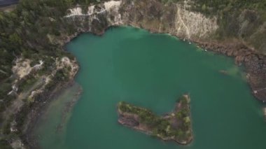Hava aracı görüntüsü bazalt sütunları inanılmaz endüstriyel manzara, Emerald Gölü 'ndeki taşocağı, açık mayın. Göl ve Ukrayna 'ya giden bir maden ocağı.