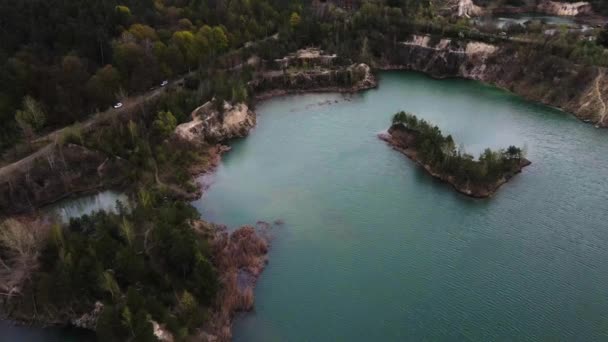 Vista Aérea Del Dron Columnas Basalto Increíble Paisaje Industrial Lago — Vídeo de stock