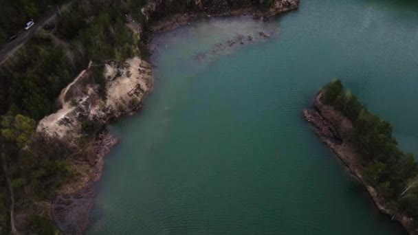 Воздушные Беспилотники Смотрят Базальтовые Колонны Удивительный Промышленный Ландшафт Изумрудном Озере — стоковое видео