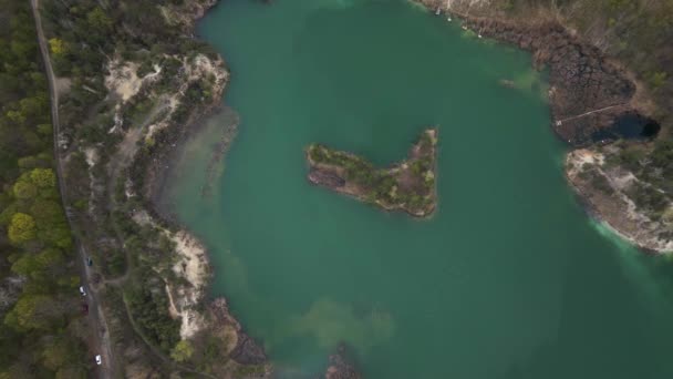 Воздушные Беспилотники Смотрят Базальтовые Колонны Удивительный Промышленный Ландшафт Изумрудном Озере — стоковое видео