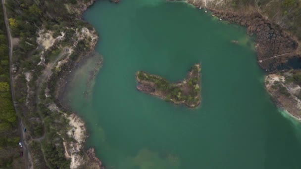 Vistas Aéreas Drones Colunas Basalto Paisagem Industrial Incrível Lago Esmeralda — Vídeo de Stock