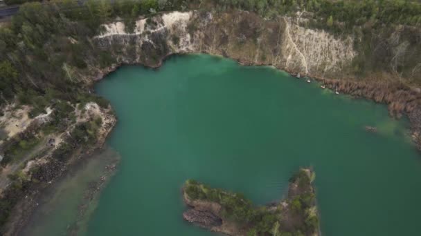 Flygdrönare Visa Basalt Kolumner Fantastiskt Industrilandskap Emerald Sjö Ett Översvämmat — Stockvideo