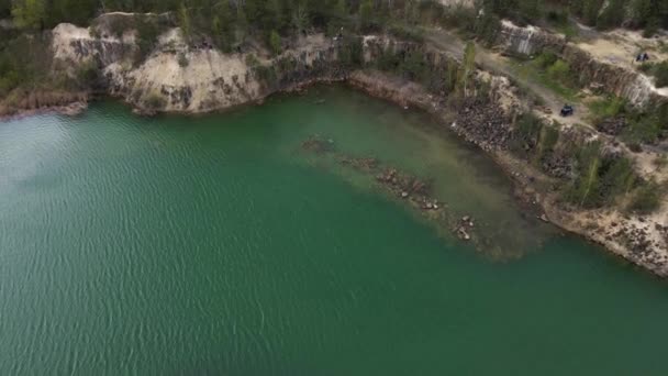 空中ドローンビュー玄武岩の柱浸水採石場のエメラルド湖の素晴らしい産業景観 露天掘りの鉱山 湖とオープンピット鉱山 旅行ウクライナ — ストック動画