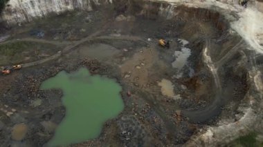 Hava manzaralı bazalt ocağı Buldozer ve Araba, siyah bazalt taşı endüstrisi, taş ocağı.