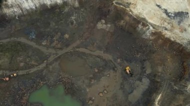 Hava manzaralı bazalt ocağı Buldozer ve Araba, siyah bazalt taşı endüstrisi, taş ocağı.