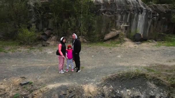 Εναέρια Drone View Οικογενειακά Ταξίδια Θαυμάζοντας Τοπίο Στις Κολώνες Basalt — Αρχείο Βίντεο