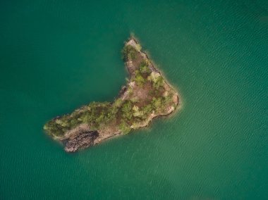Hava aracı görüntüsü bazalt sütunları inanılmaz endüstriyel manzara, Emerald Gölü 'ndeki taşocağı, açık mayın. Göl ve Ukrayna 'ya giden bir maden ocağı.