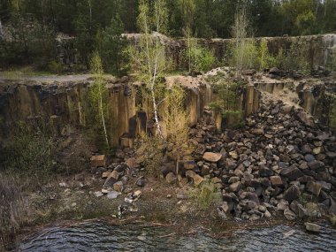 Hava aracı görüntüsü bazalt sütunları inanılmaz endüstriyel manzara, Emerald Gölü 'ndeki taşocağı, açık mayın. Göl ve Ukrayna 'ya giden bir maden ocağı.