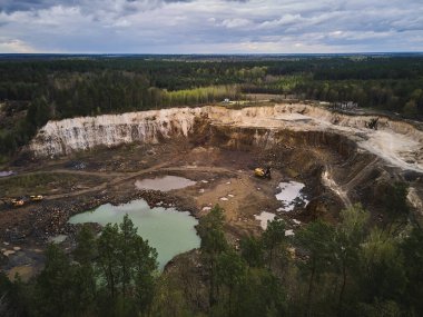 Hava manzaralı bazalt ocağı Buldozer ve Araba, siyah bazalt taşı endüstrisi, taş ocağı.