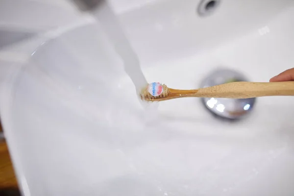Ecologe Ξύλινη Οδοντόβουρτσα Οδοντόκρεμα Κάτω Από Νερό Jet Στο Σπίτι — Φωτογραφία Αρχείου
