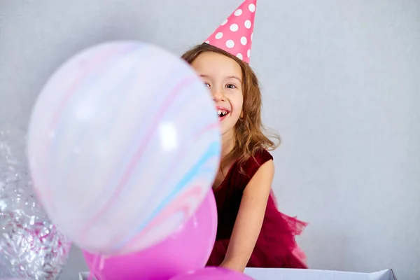 Portret Uroczej Radosnej Dziewczynki Różowej Sukience Kapeluszu Bawić Się Balonami — Zdjęcie stockowe