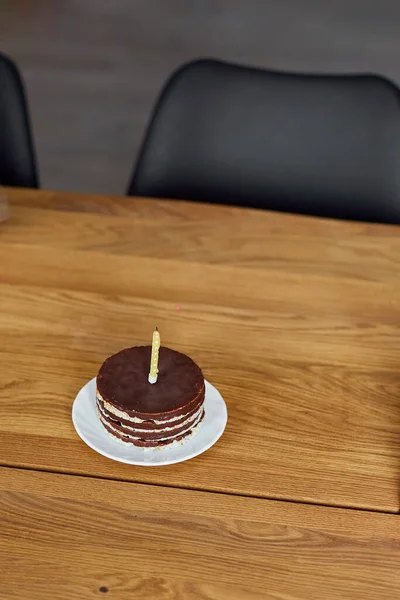 Pastel Cumpleaños Chocolate Con Una Vela Sobre Fondo Mesa Madera —  Fotos de Stock