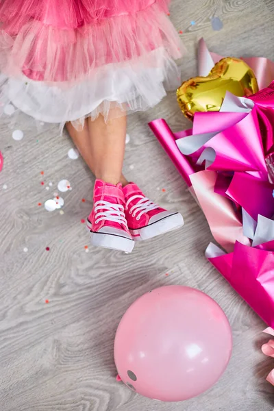 Kreativ Låg Funky Ben Flicka Rosa Sneakers Och Klänning Platt — Stockfoto