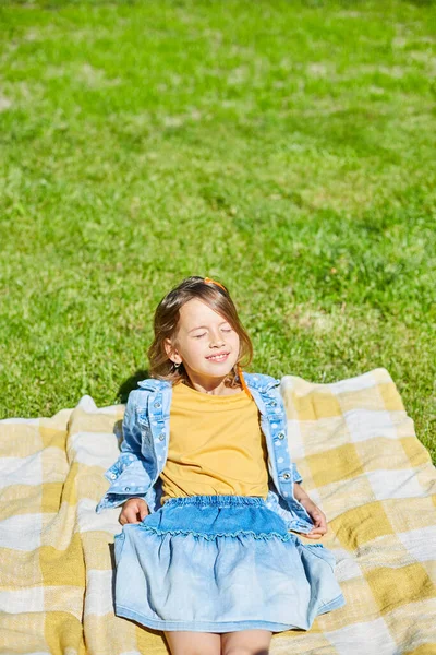 Criança Deitada Cobertor Grama Dia Sol Menina Tomar Banhos Sol — Fotografia de Stock