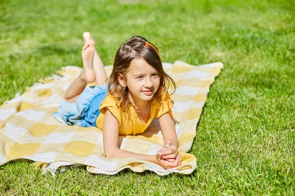 Bambino Sdraiato Sulla Coperta Sull Erba Nel Giorno Del Sole — Foto Stock