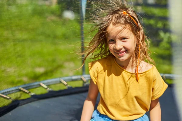 Portrait Young Girl Electrified Hair Trampoline Outdoors Backyard House Sunny — Stock Photo, Image