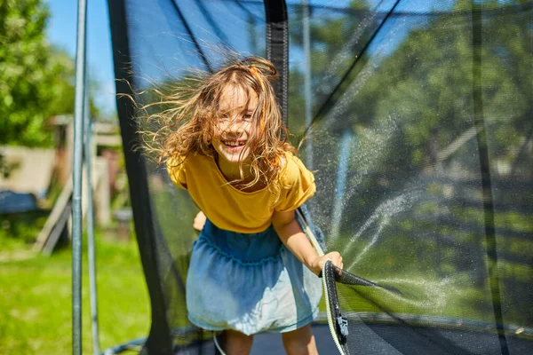 Portrait Young Girl Her Trampoline Outdoors Backyard House Sunny Summer — Stock Photo, Image